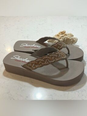 Skechers Yoga Foam Women's Wedge Thong Sandals Size 10